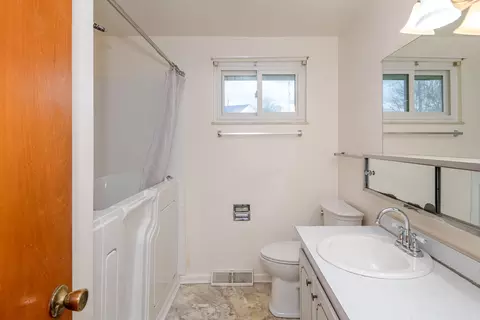 Bath - 4256 Tritle Trl, Springfield, OH 45503 photo 2 of 5