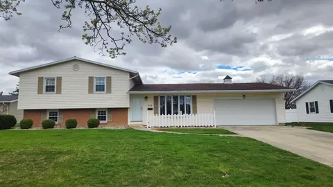 313 Stinebaugh Dr, Wapakoneta, OH 45895