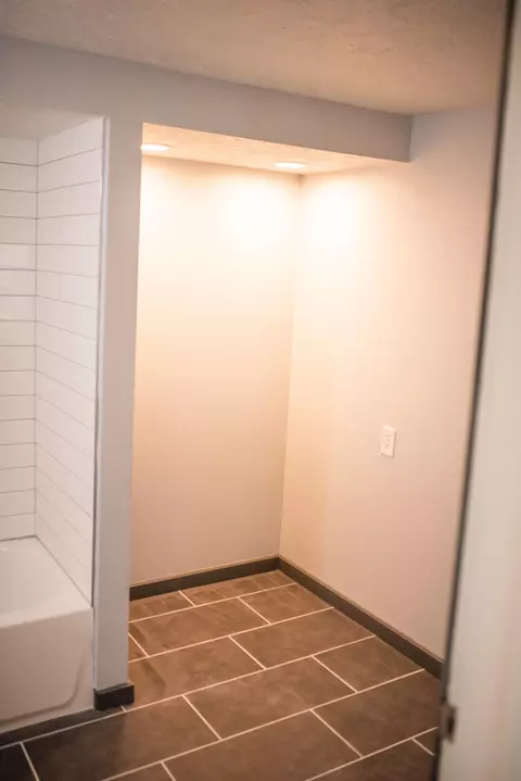 Bath - 429 S Clairmont Ave, Springfield, OH 45505 photo 4 of 8
