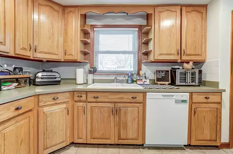 Kitchen - 1620 Northgate Rd, Springfield, OH 45504 photo 3 of 5