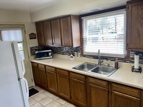 Kitchen - 315 Roosevelt Dr, Springfield, OH 45503 photo 2 of 3