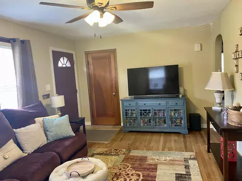 Living - 315 Roosevelt Dr, Springfield, OH 45503 photo 4 of 5