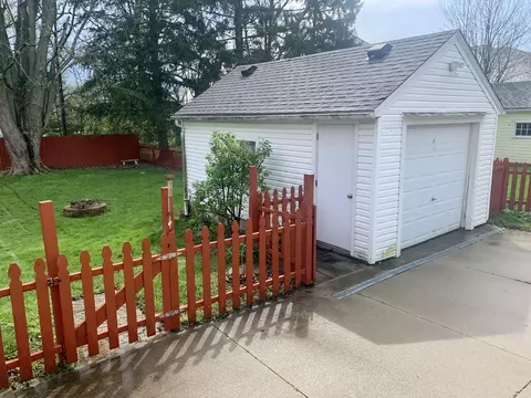 Exterior - 315 Roosevelt Dr, Springfield, OH 45503 photo 4 of 9