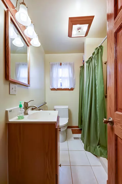 Bath - 1628 Uplands Dr, Springfield, OH 45506 photo 3 of 6