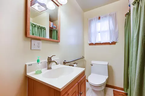 Bath - 1628 Uplands Dr, Springfield, OH 45506 photo 2 of 6
