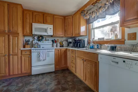 Kitchen - 5019 Taywell Dr, Springfield, OH 45503 photo 2 of 2