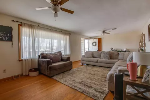 Living - 5019 Taywell Dr, Springfield, OH 45503 photo 3 of 6