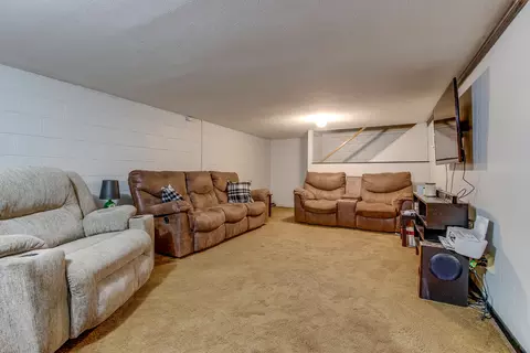 Living - 5019 Taywell Dr, Springfield, OH 45503 photo 5 of 6