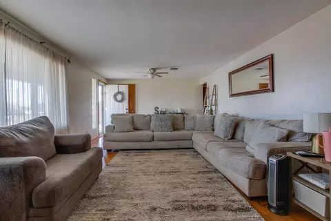 Living - 5019 Taywell Dr, Springfield, OH 45503 photo 2 of 6