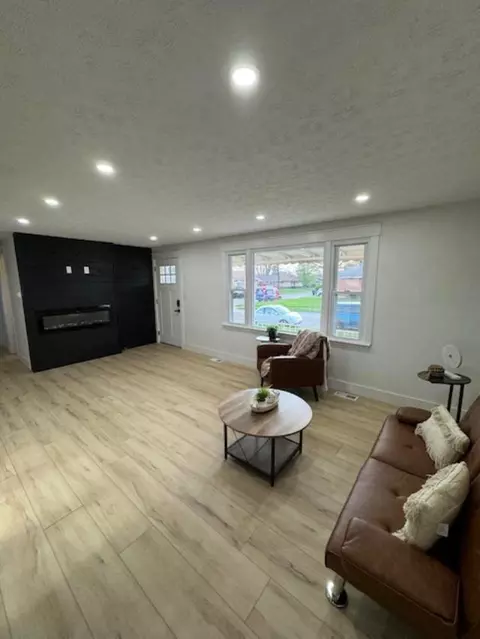 Living - 4512 Willowbrook Dr, Springfield, OH 45503 photo 3 of 5