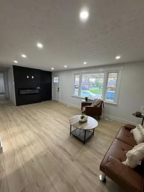 Living - 4512 Willowbrook Dr, Springfield, OH 45503 photo 2 of 5
