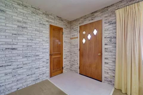 Entry Way - 1611 Memorial Dr, Springfield, OH 45505 photo 1 of 1