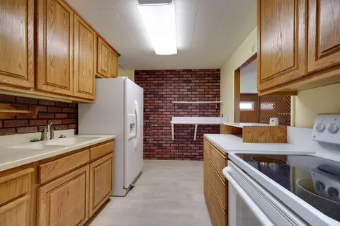 Kitchen - 1611 Memorial Dr, Springfield, OH 45505 photo 4 of 7