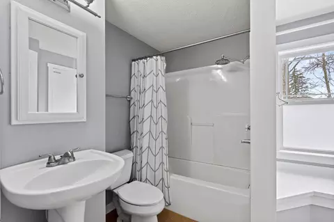 Bath - 515 Dover Rd, Springfield, OH 45504 photo 3 of 3