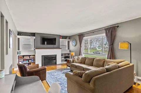 Living - 515 Dover Rd, Springfield, OH 45504 photo 2 of 4
