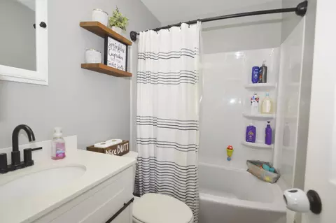 Bath - 2141 Gerald Dr, Springfield, OH 45505 photo 1 of 1