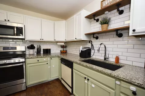 Kitchen - 2141 Gerald Dr, Springfield, OH 45505 photo 4 of 9