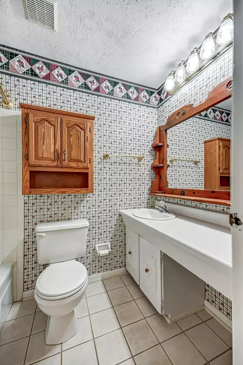 Bath - 2031 Halifax Ct, Springfield, OH 45503 photo 3 of 4