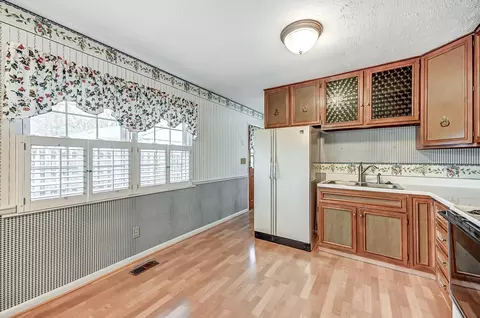 Kitchen - 2031 Halifax Ct, Springfield, OH 45503 photo 3 of 4
