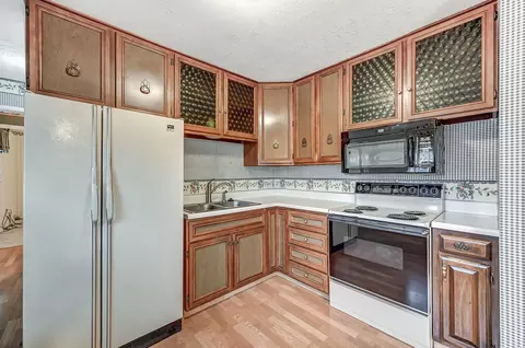 Kitchen - 2031 Halifax Ct, Springfield, OH 45503 photo 2 of 4