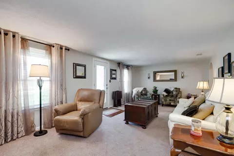 Living - 610 Lawnview Ave, Springfield, OH 45505 photo 3 of 4