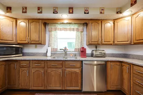Kitchen - 610 Lawnview Ave, Springfield, OH 45505 photo 2 of 4