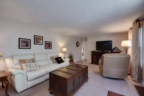 Living - 610 Lawnview Ave, Springfield, OH 45505 photo 2 of 4