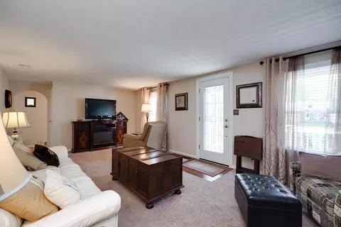 Living - 610 Lawnview Ave, Springfield, OH 45505 photo 1 of 4