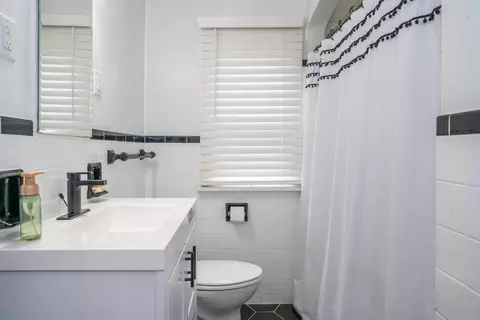 Bath - 1465 Springhill Ave, Kettering, OH 45409 photo 1 of 6