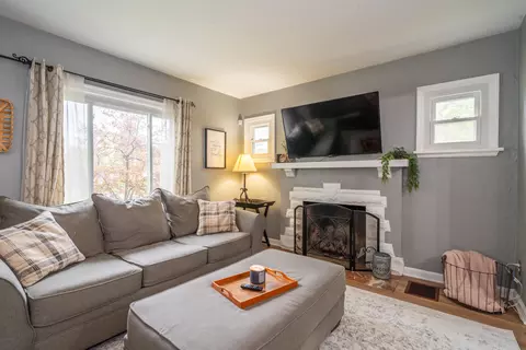 Living - 1465 Springhill Ave, Kettering, OH 45409 photo 3 of 5