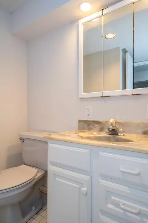 Bath - 1465 Springhill Ave, Kettering, OH 45409 photo 5 of 6