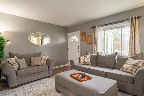 Living - 1465 Springhill Ave, Kettering, OH 45409 photo 2 of 5