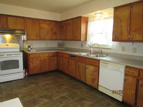 Kitchen - 236 W John St, Springfield, OH 45506 photo 2 of 8