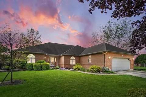 1207 Oakridge Ct, Wapakoneta, OH 45895