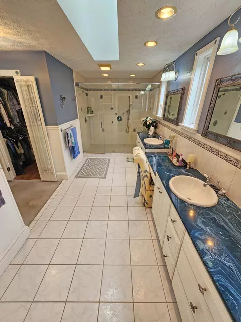 Bath - 6700 Johnson Rd, Springfield, OH 45502 photo 5 of 7