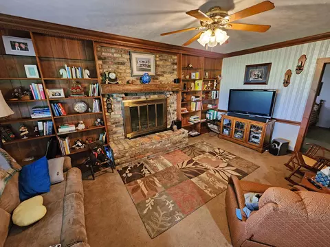 Living - 6700 Johnson Rd, Springfield, OH 45502 photo 2 of 3