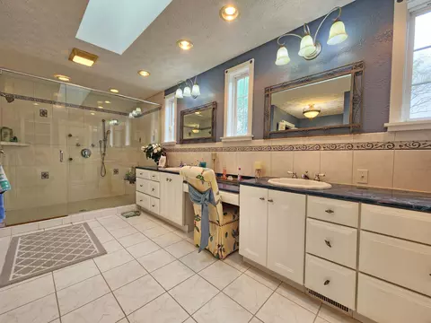 Bath - 6700 Johnson Rd, Springfield, OH 45502 photo 4 of 7