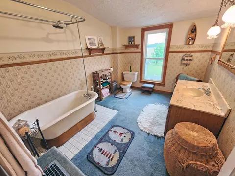 Bath - 6700 Johnson Rd, Springfield, OH 45502 photo 6 of 7