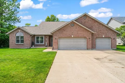 815 Chaucer Ln, Tipp City, OH 45371