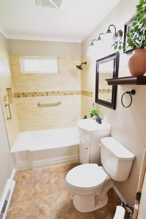 Bath - 2538 Leland Dr, Springfield, OH 45505 photo 1 of 1