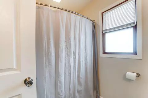 Bath - 4280 Evans Ave, Springfield, OH 45504 photo 10 of 11