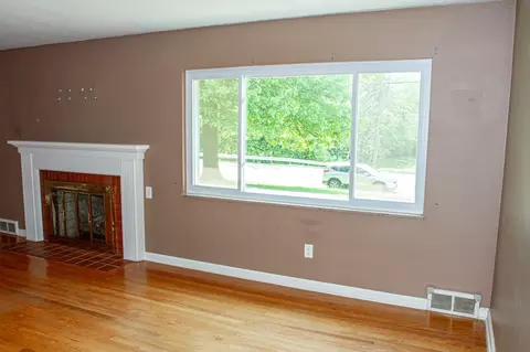 Living - 2102 Saint Paris, Springfield, OH 45504 photo 3 of 4