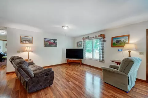 Living - 2753 Conowoods Dr, Springfield, OH 45503 photo 2 of 4