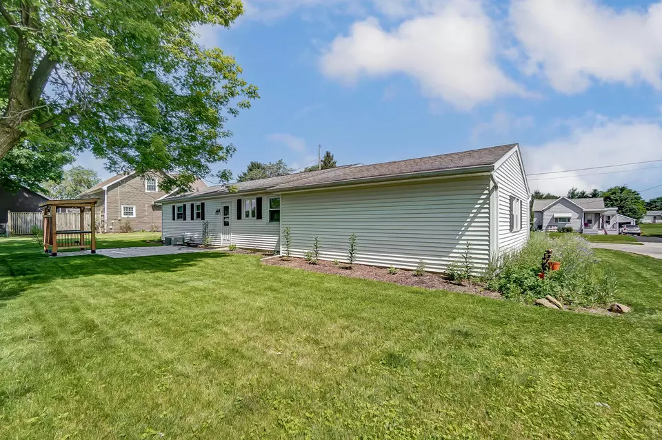 Exterior - 403 Hoopengarner St, Wapakoneta, OH 45895 photo 5 of 9