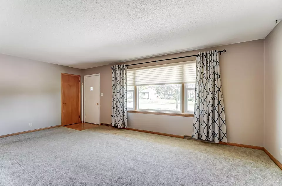 Living - 403 Hoopengarner St, Wapakoneta, OH 45895 photo 2 of 3