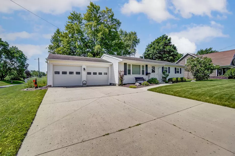 Exterior - 403 Hoopengarner St, Wapakoneta, OH 45895 photo 3 of 9