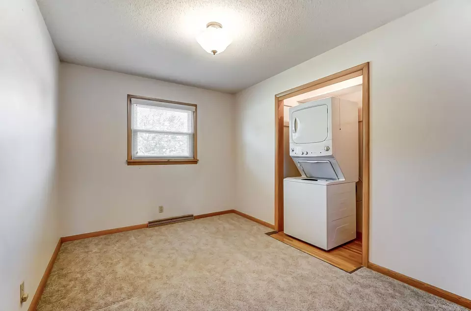 Bedroom - 403 Hoopengarner St, Wapakoneta, OH 45895 photo 5 of 6