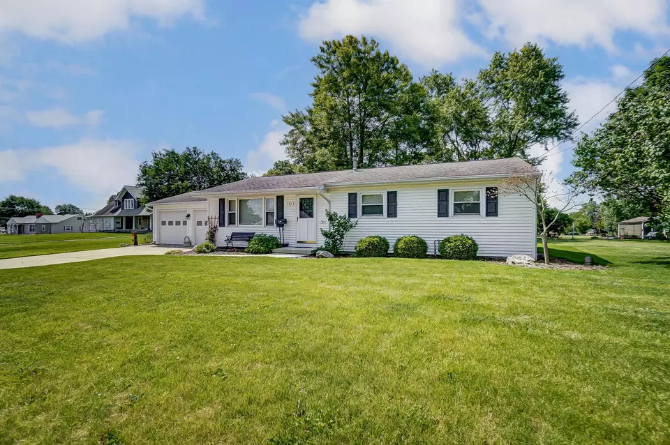 Exterior - 403 Hoopengarner St, Wapakoneta, OH 45895 photo 2 of 9