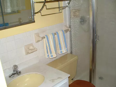 Bath - 1641 Yorkshire Ct, Springfield, OH 45503 photo 2 of 6