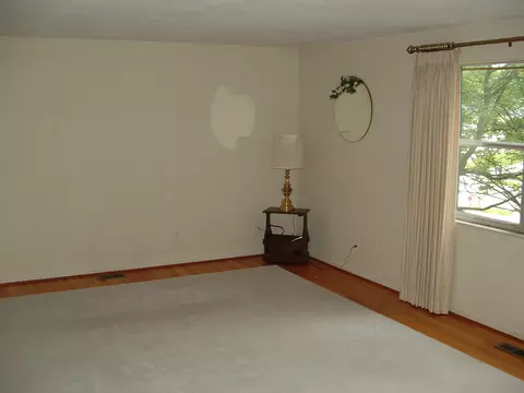Living - 1641 Yorkshire Ct, Springfield, OH 45503 photo 1 of 5
